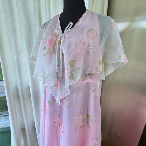 Vintage 1970s dress, pastel pink floral, capelet & train, sleeveless, open back - Picture 2 of 10